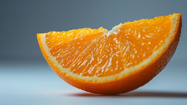 Foto isolierte orangenstücke, die in der luft auf weißem hintergrund schweben, konzept mit fliegender orange