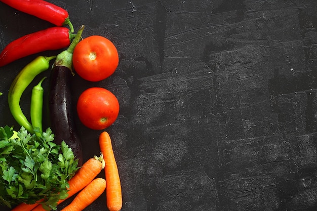 Isolierte Paprika und saftige Kirschtomaten mit schwarzem Hintergrund