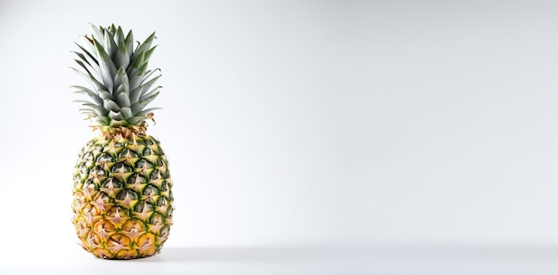 Isolierte reife frische Ananas mit Blatt auf weißem Hintergrund Vitaminreiche Frucht AI generiert