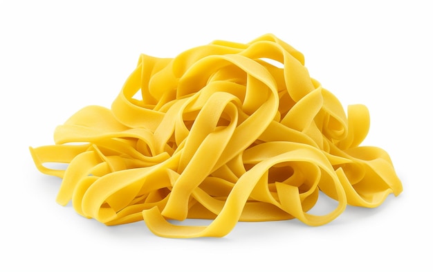 Isolierte rohe Fettuccine-Pasta auf weißem Hintergrund