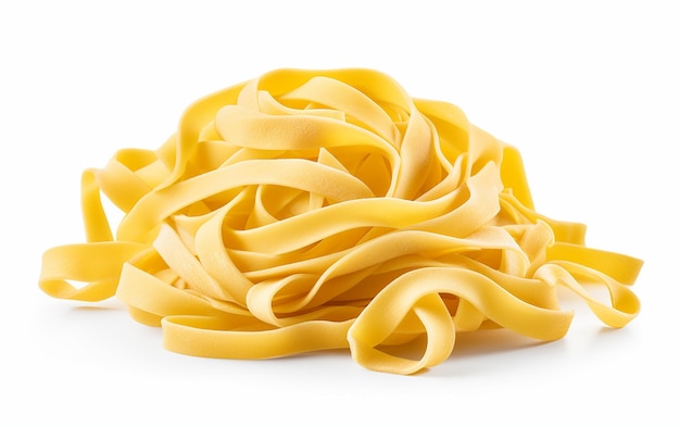 Isolierte rohe Fettuccine-Pasta auf weißem Hintergrund