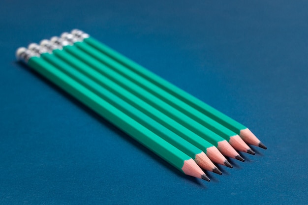 isolierte Stifte auf blauem Hintergrund