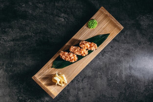 Foto isolierte sushi und brötchen auf einem dunklen, kontrastierenden hintergrundmenüformat