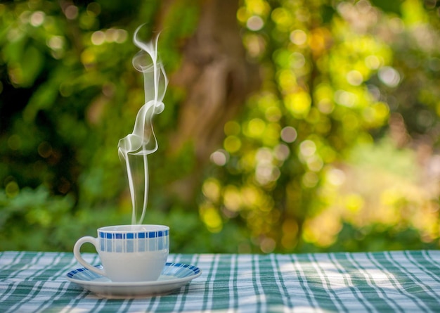 Isolierte Tasse Kaffee auf einem Tisch in einem Garten