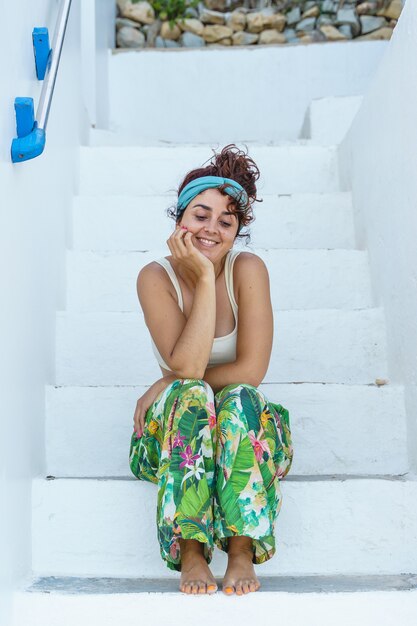 Isolierte tropische Frau an Feiertagen in Europa. Frau auf der Treppe am spanischen Reiseziel.