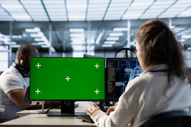 Isolierter Bildschirm-PC vor IT-Unterstützungsmitarbeitern bei der Modernisierung von KI-Ausrüstung