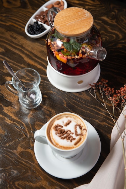 isolierter Cappuccino mit dekoriertem Belag in einer weißen Tasse auf rotem Hintergrundkopienraum