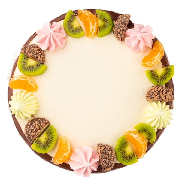 Isolierter Kuchen, verziert mit Früchten und Keksen auf der weißen Oberfläche