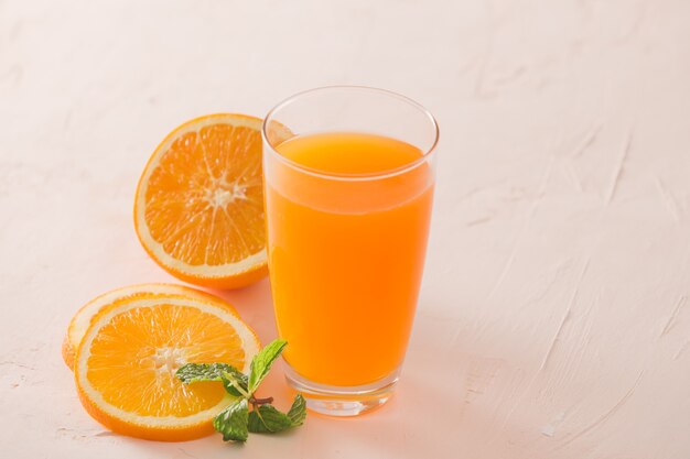 isolierter Orangensaft mit Orangenscheiben