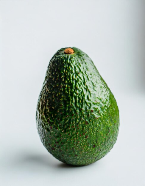 Isoliertes Avocado auf weißem Hintergrund