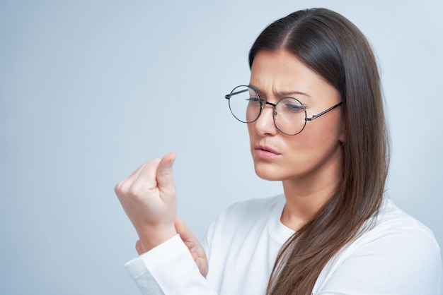 Isoliertes Bild einer brünetten Frau auf weißem Hintergrund mit Brille