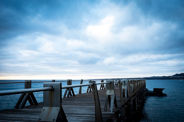 Isoliertes Dock mit niemandem drauf - regnerischer Tag und Himmel mit Wolken - Landschaft