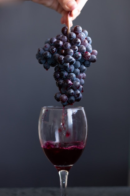 Isoliertes Glas Rotwein auf dunklem Hintergrund