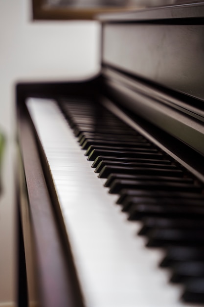 Isoliertes Klavier mit niemandem bereit zu spielen. Professionelle musikalische Konservatoriumskarriere.