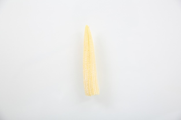 Foto isolted de maíz bebé en fondo blanco.