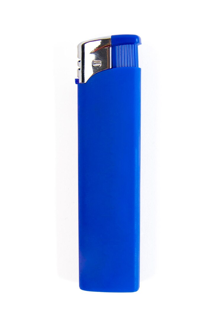 Foto isqueiro azul isolado no fundo branco com elemento de design de traçado de recorte