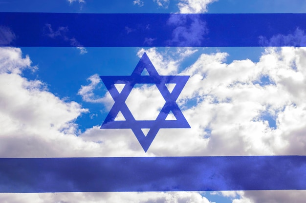 Israel-Flagge auf blauem Himmelshintergrund