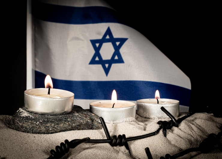 Foto israel-flagge kerzen stacheldraht auf sand