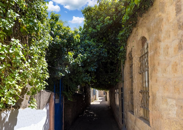 Israel Jerusalén viejas calles estrechas del barrio histórico de Nahlaot con muchas pequeñas sinagogas