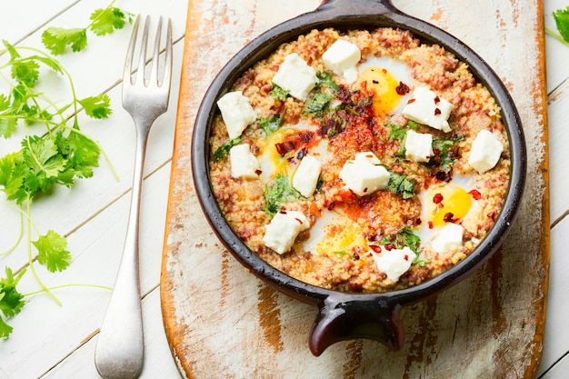 Israelische shakshuka aus spiegeleiern, tomaten, lammhackfleisch und scharfen gewürzen.