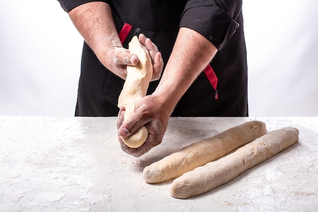 Israelisches authentisches Essen. Pulver mischen, um leckeres Brot zu machen. Rohes Challa-Brot