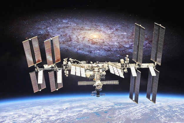 ISS con estrellas y galaxias Elementos de esta imagen proporcionada por la NASA