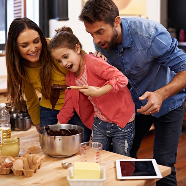 Foto isso parece tão gostoso foto de uma família feliz assando juntos na cozinha