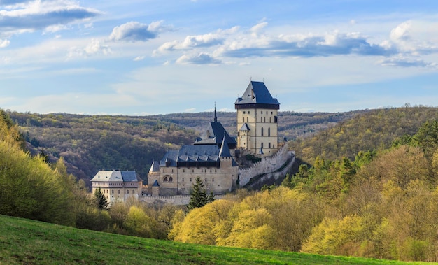 Ist eine große gotische Burg, die 1348 n. Chr. von Karl IV., gewähltem Kaiser des Heiligen Römischen Reiches und König von Böhmen, gegründet wurde