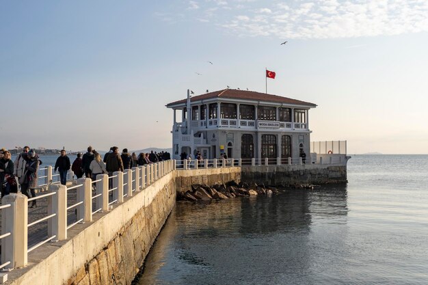 Foto istambul 15 jan moda pier no distrito de kadikoy em istambul em 15 de janeiro de 2023 na turquia