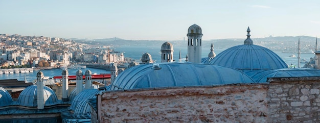 Istambul da parte europeia da cidade e a vista do Bósforo da antiga Galata Kulesi