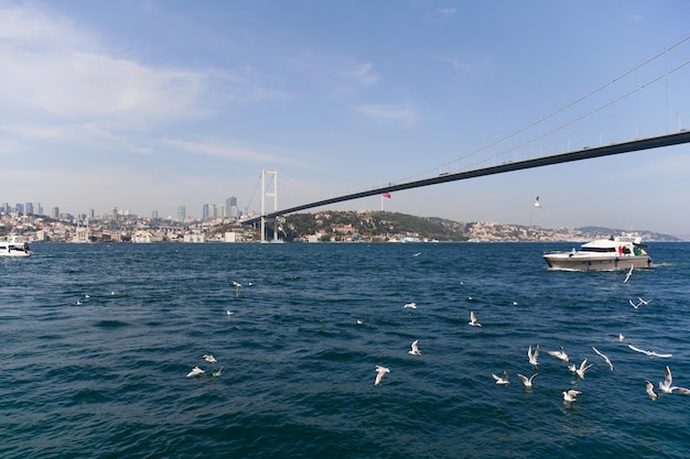 ISTAMBUL TURQUIA 12 de janeiro de 2023 balsa navega no rio Bósforo