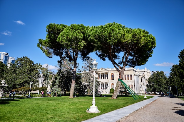 ISTAMBUL, TURQUIA - 12 de outubro de 2019: Território do Palácio de Dolmabahce