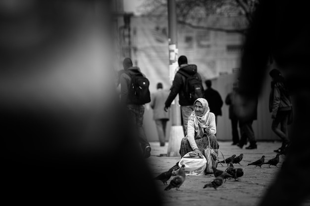 ISTAMBUL, TURQUIA - 18 DE MARÇO DE 2013: As pessoas andam pelas ruas de Istambul.