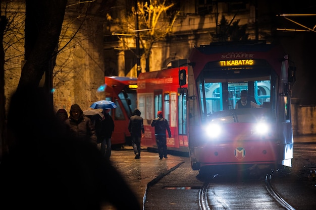 ISTAMBUL, TURQUIA - 18 DE MARÇO DE 2013: Trilhos do bonde à noite.