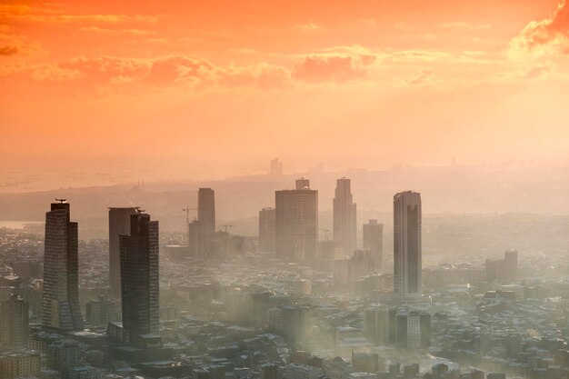 Istambul Turquia 19 de janeiro de 2015 Vista de Istambul com luz reversa durante o pôr do sol em dia nevado e nebuloso