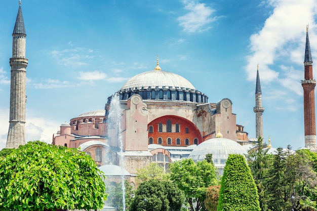 Istambul, Turquia, 24/05/2019: Catedral Hagia Sophia em um dia ensolarado contra um céu azul.