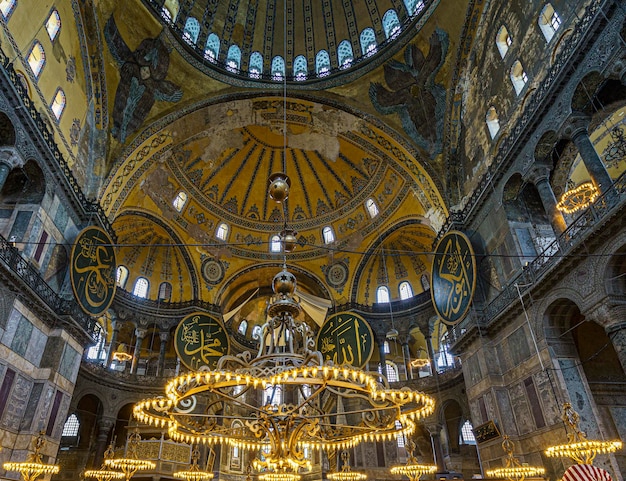 Istambul, Turquia - 29 de abril de 2022 - dentro da mesquita Hagia Sophia