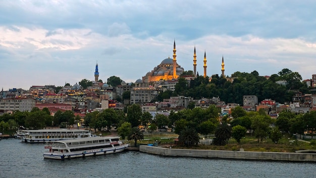 ISTAMBUL, TURQUIA - 29 DE MAIO: Vista de edifícios e barcos ao longo do Bósforo em Istambul, Turquia, em 29 de maio de 2018