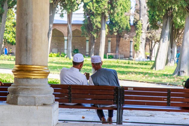 Istambul Turquia 30 de julho de 2016 homens muçulmanos árabes sentados no banco