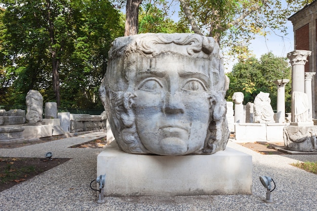 ISTAMBUL, TURQUIA - 7 DE SETEMBRO DE 2014: Museu de Arqueologia de Istambul em 7 de setembro de 2014 em Istambul, Turquia