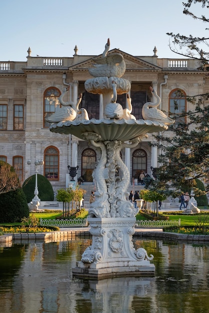 Istambul turquia janeiro o jardim do palácio dolmabahce