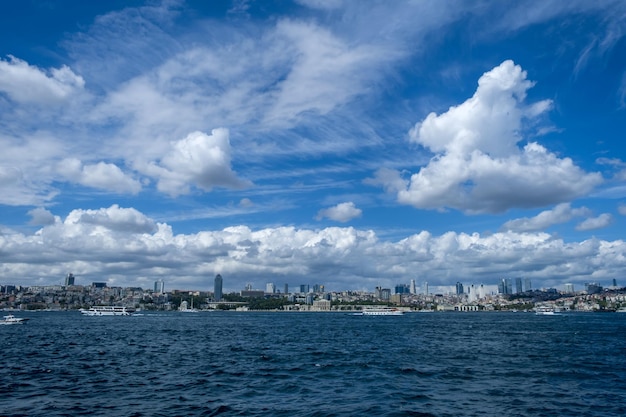 Istambul TurquiaSetembro de 52021 Vista panorâmica do Bósforo com céu nublado