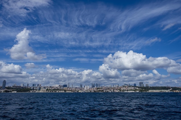 Istambul TurquiaSetembro de 52021 Vista panorâmica do Bósforo com céu nublado