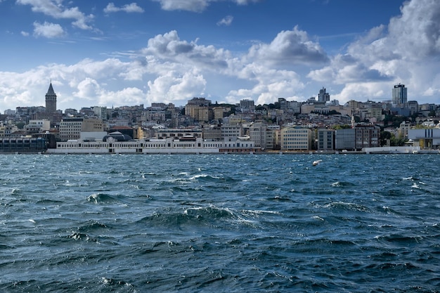 Istambul TurquiaSetembro de 52021 Vista panorâmica do Bósforo com céu nublado