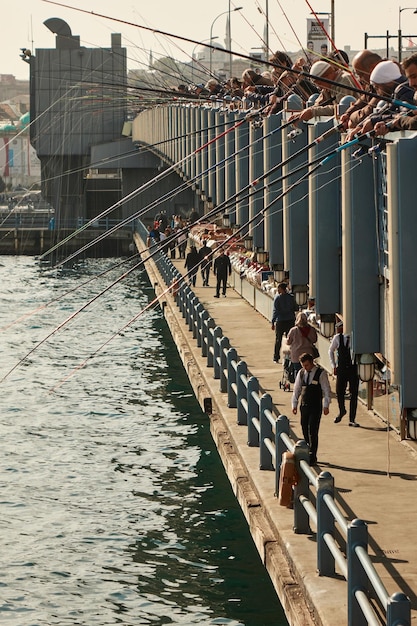 IstambulTurquiaNovembro de 252017ponte Pescadores de Galata pescando na ponte