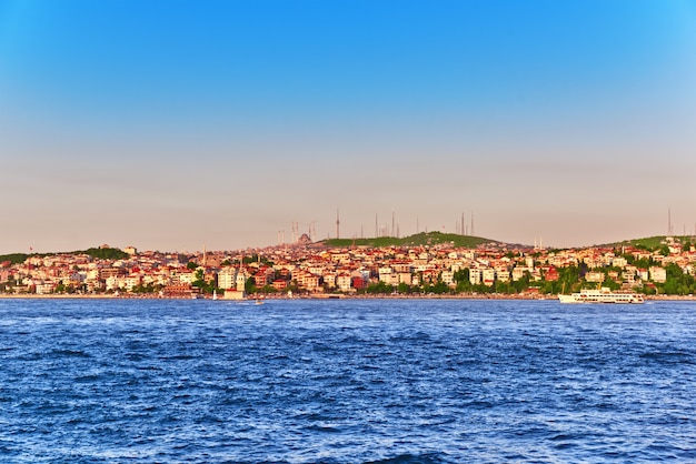 Istanbul Blick auf den Sonnenuntergang in den Sonnenstrahlen. . Istanbul ist die größte Stadt der Türkei.