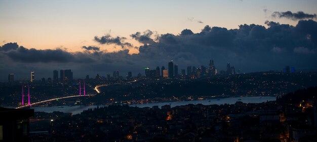 Istanbul Bosporus-Brücke bei Sonnenuntergang