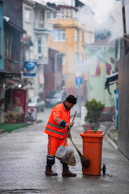 ISTANBUL, DIE TÜRKEI - 18. MÄRZ 2013: Ein Mann reinigt die Straße.