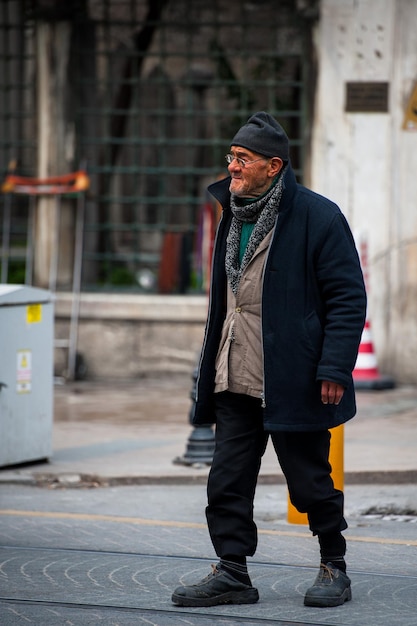 ISTANBUL, DIE TÜRKEI - 18. MÄRZ 2013: Leute gehen durch die Straßen von Istanbul.