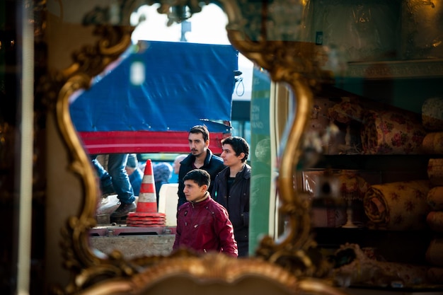 Foto istanbul, die türkei - 18. märz 2013: leute gehen durch die straßen von istanbul.